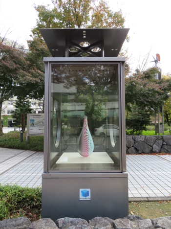 An artwork resembling red-pink vase has been relocated to the street along Toyama.