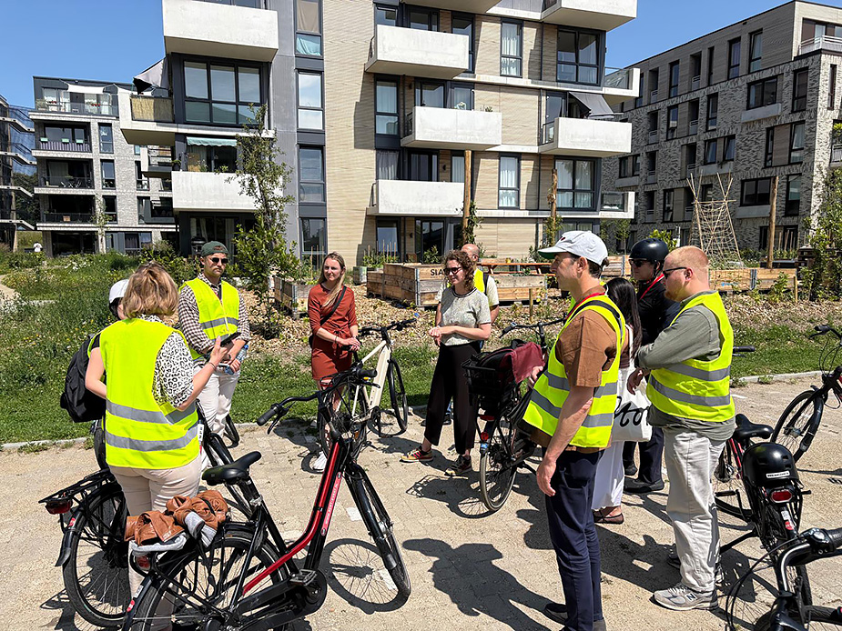 A group of Congress attendees with bicycles at a housing development in Utrecht.