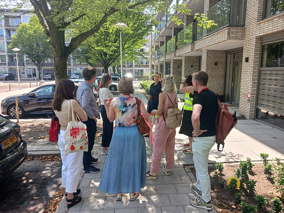 A group of Congress attendees standing on a footpath in the Overvecht neighbourhood.